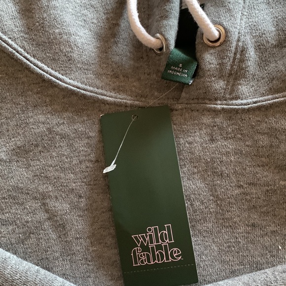 NWT wild table size small crop hoodie, color, gray warm, very cute! - Picture 2 of 6